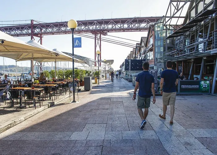 April Bridge House Lisboa