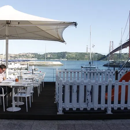 April Bridge House Apartment Lisbon